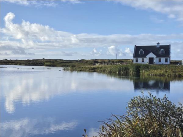 Lakeshore home has stunning views in Indreabhán