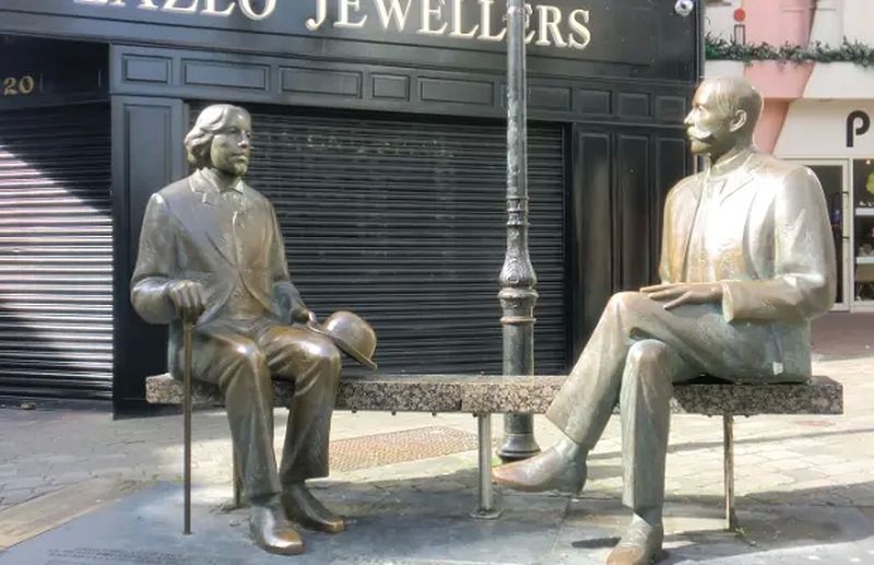 Drunk attacks Oscar Wilde statue in Galway with a crutch