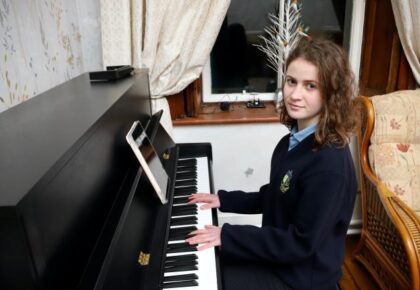 Ukrainian teenager finds refuge in music