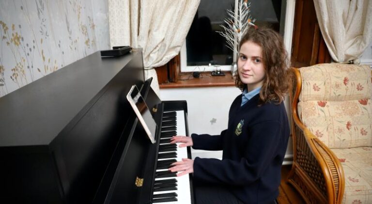 Ukrainian teenager finds refuge in music