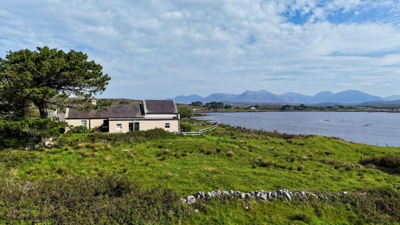 ‘Foden’s Cottage’ offers a unique opportunity to acquire a wonderful family home or holiday residence