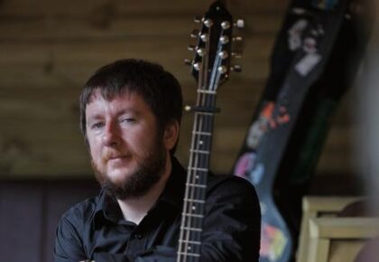 Folk singer Daoirí for Monroe’s