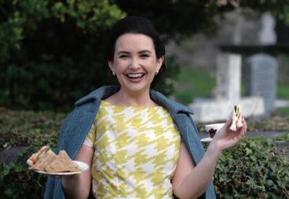 Bright Colours Only a wickedly funny wake show — as Gaeilge