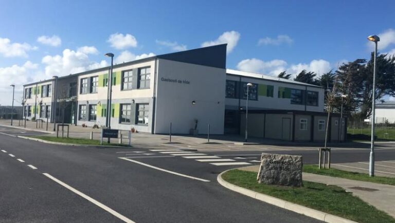 Parents delay smartphones for children entering secondary school