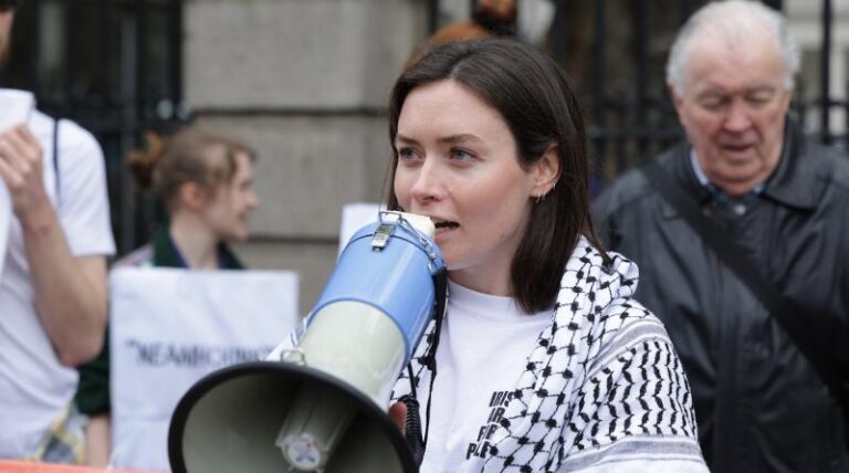 Gaeilgeoirí march to demand action on language and housing