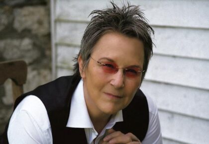 Troubadour extraordinaire stops off at the Town Hall