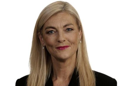 Don’t alert the burglars with your holiday pix